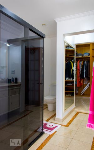 Casa à venda com 630m², 4 quartos e 8 vagas Casa à venda com 630m², 4 quartos e 8 vagasBanheiro da Suíte 1