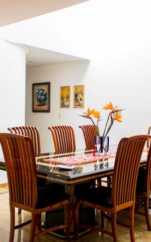 Casa à venda com 630m², 4 quartos e 8 vagas Casa à venda com 630m², 4 quartos e 8 vagasSala de Jantar