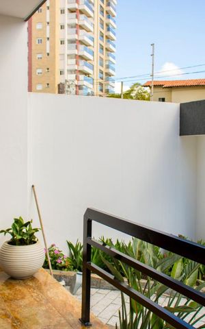 Casa à venda com 630m², 4 quartos e 8 vagas Casa à venda com 630m², 4 quartos e 8 vagasÁrea Externa