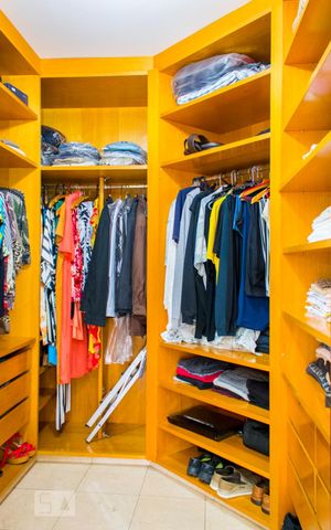 Casa à venda com 630m², 4 quartos e 8 vagas Casa à venda com 630m², 4 quartos e 8 vagasCloset da Suíte 1