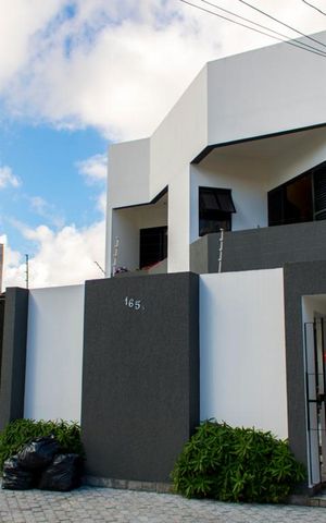 Casa à venda com 630m², 4 quartos e 8 vagas Casa à venda com 630m², 4 quartos e 8 vagasFachada