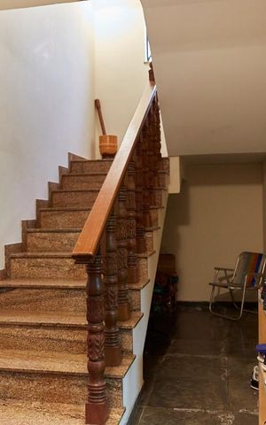 Casa à venda com 590m², 5 quartos e 5 vagas Casa à venda com 590m², 5 quartos e 5 vagasEscada