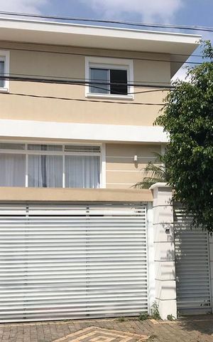 Casa para alugar com 450m², 4 quartos e 6 vagas Casa para alugar com 450m², 4 quartos e 6 vagasFachada