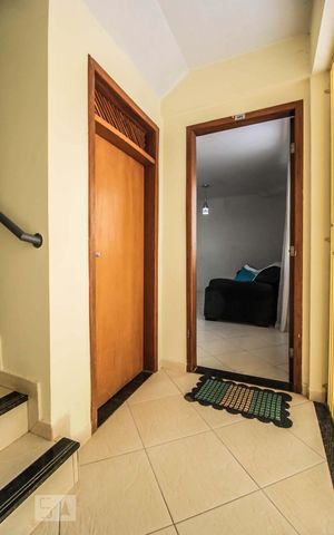 Apartamento para alugar com 62m², 2 quartos e 1 vaga Apartamento para alugar com 62m², 2 quartos e 1 vagaCorredor de entrada do apartamento