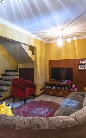 Casa à venda com 74m², 3 quartos e 2 vagas Casa à venda com 74m², 3 quartos e 2 vagasSala de estar