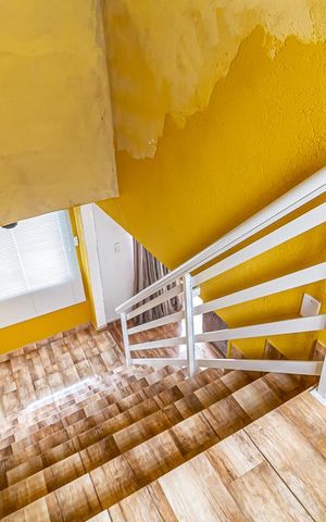 Casa à venda com 135m², 4 quartos e 1 vaga Casa à venda com 135m², 4 quartos e 1 vagaEscada
