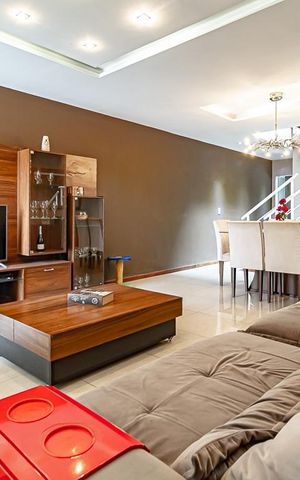Casa à venda com 156m², 3 quartos e 1 vaga Casa à venda com 156m², 3 quartos e 1 vagaSala