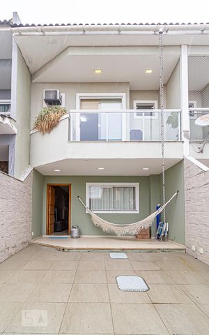 Casa à venda com 156m², 3 quartos e 1 vaga Casa à venda com 156m², 3 quartos e 1 vagaFachada