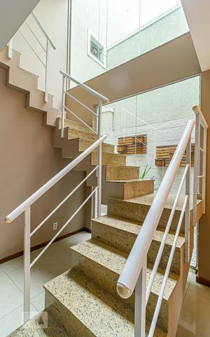 Casa à venda com 156m², 3 quartos e 1 vaga Casa à venda com 156m², 3 quartos e 1 vagaEscada