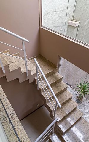 Casa à venda com 156m², 3 quartos e 1 vaga Casa à venda com 156m², 3 quartos e 1 vagaEscada