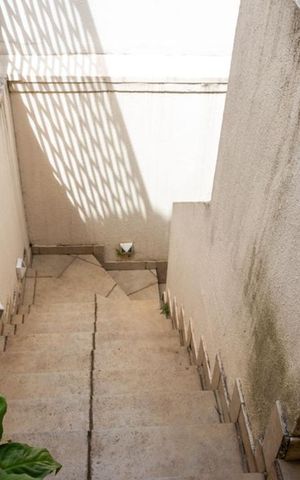 Casa à venda com 150m², 5 quartos e sem vagaEscada externa