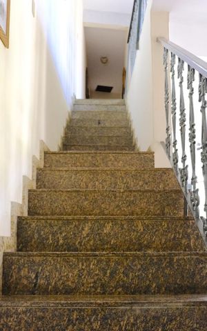 Casa à venda com 280m², 4 quartos e 2 vagasEscada para segundo andar