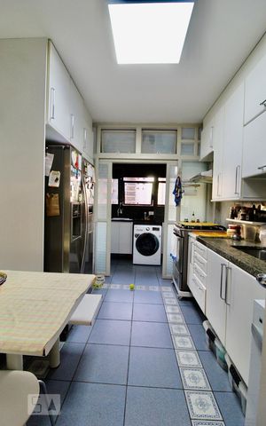 Apartamento à venda com 130m², 3 quartos e 2 vagas Apartamento à venda com 130m², 3 quartos e 2 vagasCozinha
