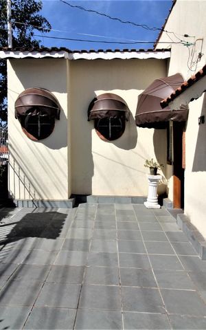 Casa para alugar com 275m², 5 quartos e 4 vagasGaragem frontal