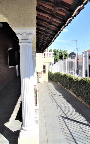 Casa para alugar com 275m², 5 quartos e 4 vagasCorredor lateral