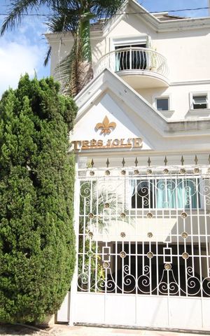 Casa à venda com 380m², 2 quartos e 4 vagasFachada