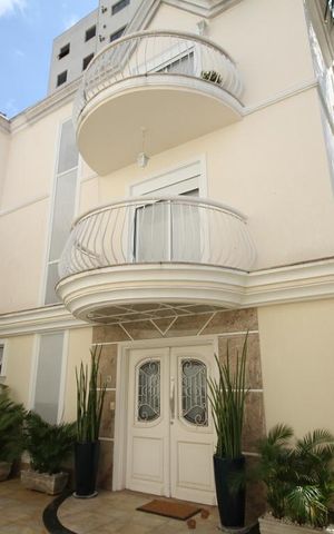 Casa à venda com 380m², 2 quartos e 4 vagasFachada