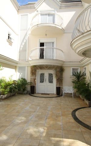 Casa à venda com 380m², 2 quartos e 4 vagasFachada