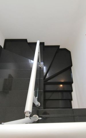 Casa à venda com 380m², 2 quartos e 4 vagasEscada