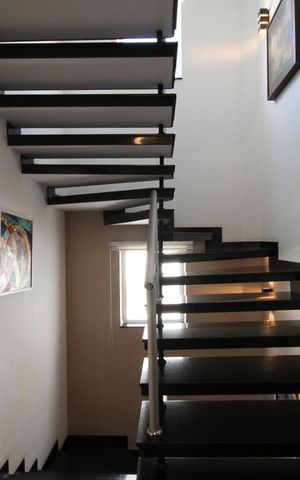 Casa à venda com 380m², 2 quartos e 4 vagasEscada