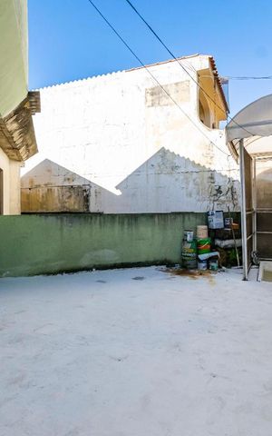 Casa à venda com 400m², 3 quartos e 4 vagasFundos - Área de serviço