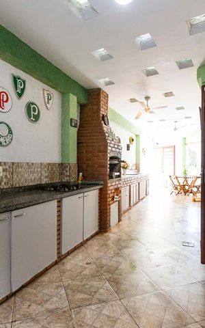 Casa à venda com 400m², 3 quartos e 4 vagasFundos - Espaço gourmet com churrasqueira