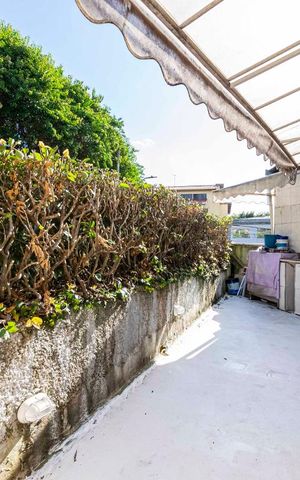 Casa à venda com 400m², 3 quartos e 4 vagasFundos - Área de serviço