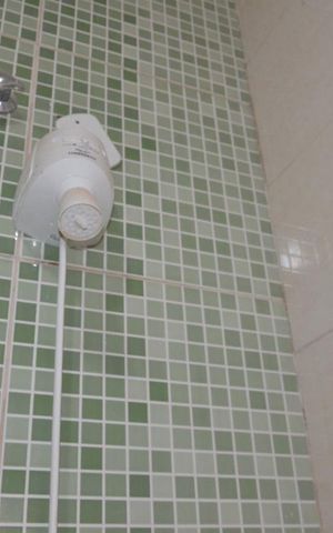 Casa de condomínio à venda com 68m², 2 quartos e 2 vagasBanheiro Social- chuveiro