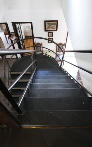 Casa para alugar com 600m², 4 quartos e 8 vagasEscada
