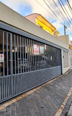 Casa à venda com 230m², 3 quartos e 3 vagas Casa à venda com 230m², 3 quartos e 3 vagasFachada