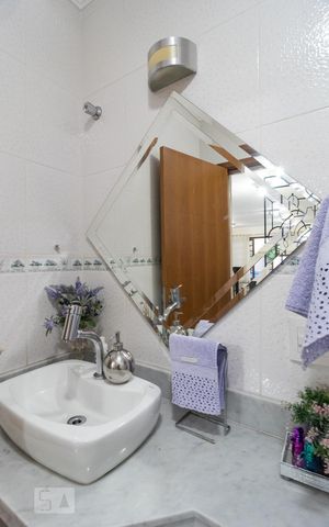 Casa à venda com 230m², 3 quartos e 3 vagas Casa à venda com 230m², 3 quartos e 3 vagasLavabo