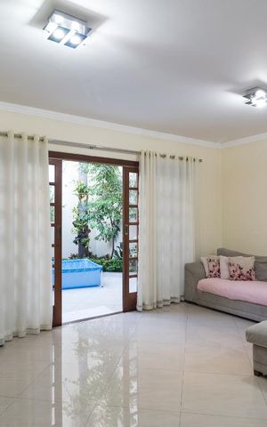 Casa à venda com 230m², 3 quartos e 3 vagas Casa à venda com 230m², 3 quartos e 3 vagasSala