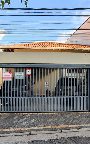 Casa à venda com 230m², 3 quartos e 3 vagas Casa à venda com 230m², 3 quartos e 3 vagasFachada