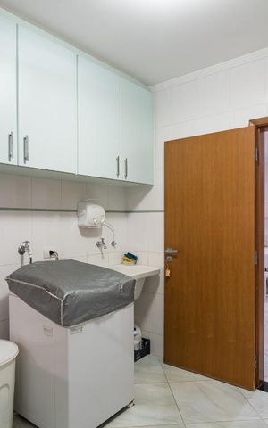 Casa à venda com 230m², 3 quartos e 3 vagas Casa à venda com 230m², 3 quartos e 3 vagasLavanderia