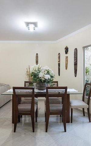 Casa à venda com 230m², 3 quartos e 3 vagas Casa à venda com 230m², 3 quartos e 3 vagasSala