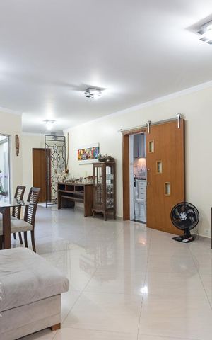 Casa à venda com 230m², 3 quartos e 3 vagas Casa à venda com 230m², 3 quartos e 3 vagasSala