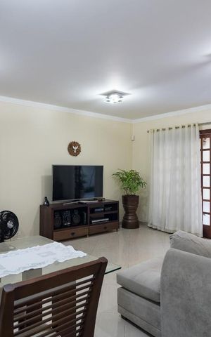 Casa à venda com 230m², 3 quartos e 3 vagas Casa à venda com 230m², 3 quartos e 3 vagasSala