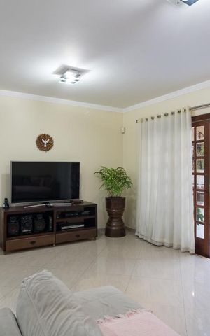 Casa à venda com 230m², 3 quartos e 3 vagas Casa à venda com 230m², 3 quartos e 3 vagasSala
