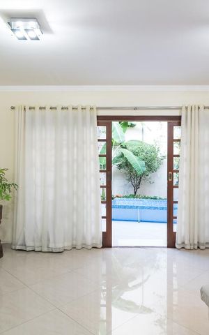 Casa à venda com 230m², 3 quartos e 3 vagas Casa à venda com 230m², 3 quartos e 3 vagasSala