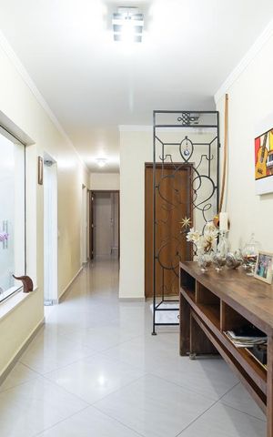 Casa à venda com 230m², 3 quartos e 3 vagas Casa à venda com 230m², 3 quartos e 3 vagasSala