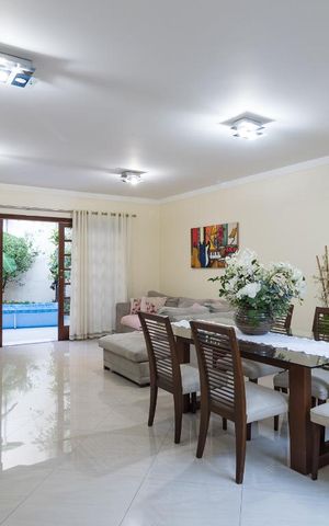 Casa à venda com 230m², 3 quartos e 3 vagas Casa à venda com 230m², 3 quartos e 3 vagasSala