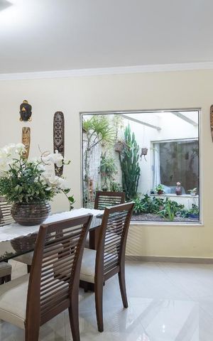 Casa à venda com 230m², 3 quartos e 3 vagas Casa à venda com 230m², 3 quartos e 3 vagasSala