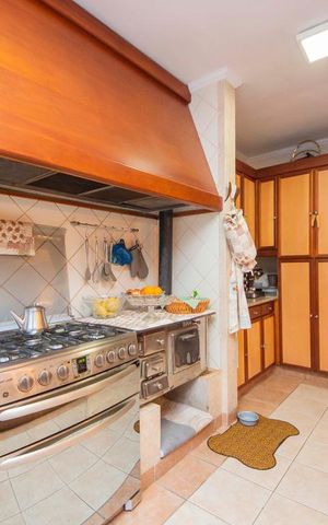 Casa à venda com 400m², 4 quartos e 2 vagas Casa à venda com 400m², 4 quartos e 2 vagasCozinha