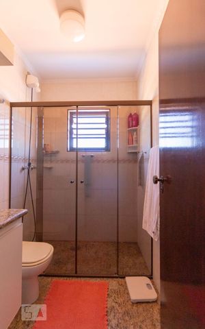 Casa à venda com 217m², 3 quartos e 5 vagasBanheiro da Suíte 1