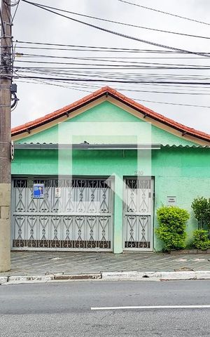 Casa à venda com 447m², 5 quartos e 6 vagas Casa à venda com 447m², 5 quartos e 6 vagasFachada