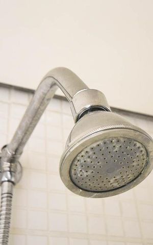 Apartamento à venda com 50m², 1 quarto e 1 vaga Apartamento à venda com 50m², 1 quarto e 1 vagaChuveiro do banheiro da suíte