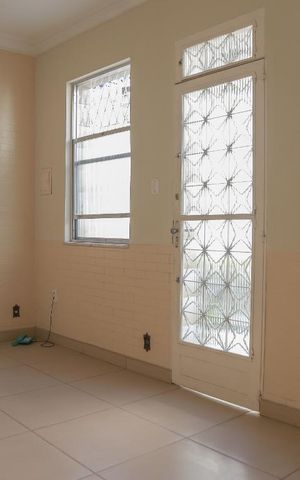 Casa de condomínio à venda com 198m², 4 quartos e sem vaga Casa de condomínio à venda com 198m², 4 quartos e sem vagaSala