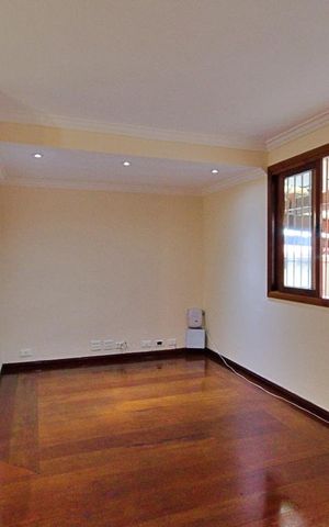 Casa à venda com 180m², 3 quartos e 3 vagas Casa à venda com 180m², 3 quartos e 3 vagasSala