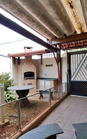 Casa à venda com 180m², 3 quartos e 3 vagas Casa à venda com 180m², 3 quartos e 3 vagasChurrasqueira