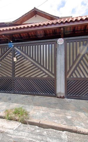 Casa à venda com 180m², 3 quartos e 3 vagas Casa à venda com 180m², 3 quartos e 3 vagasFachada
